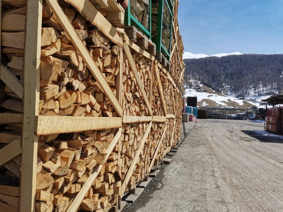 Deposito materiali edili LOGA a Livigno con legname e forniture per cantiere