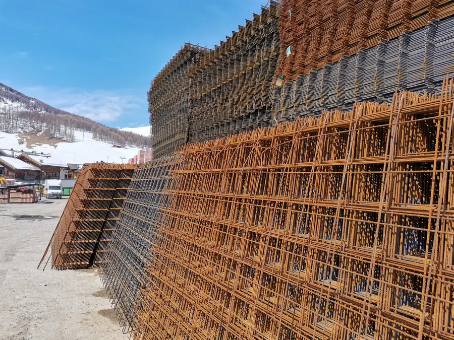 Reti e materiali metallici per edilizia nel piazzale LOGA Livigno