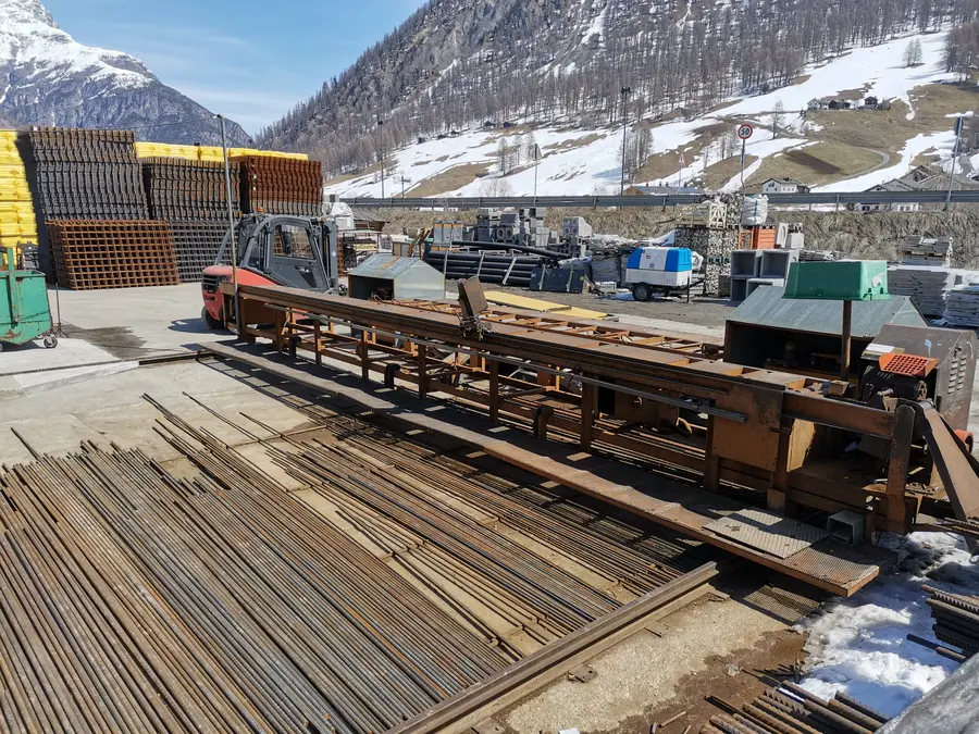 Area esterna con materiali edili e attrezzature per cantiere a Livigno