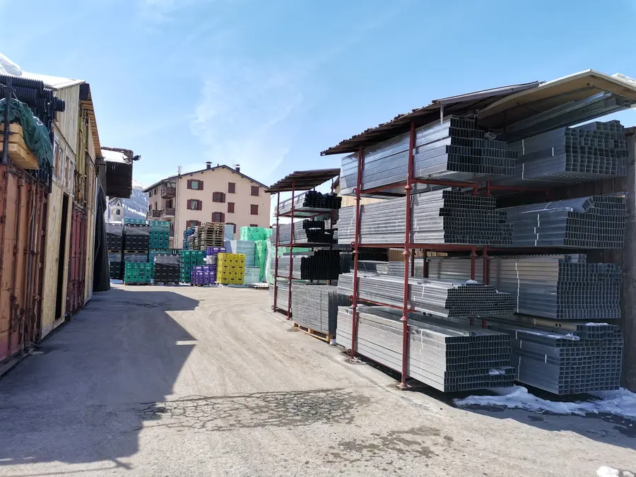 Piazzale con forniture edili, ferramenta e materiali per imprese a Livigno
